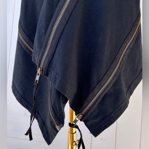 Ivan Grundahl Women’s Sleeveless Top Asymmetrical Hem Double Zipper Detail Med - Picture 4 of 9